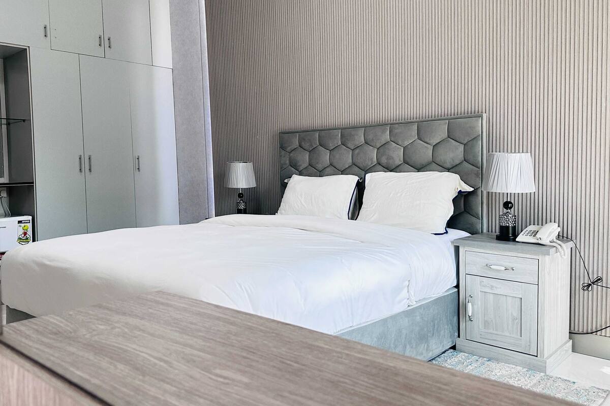 Deluxe Double Room, 1 King Bed | Free WiFi, bed sheets