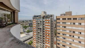Ein Hochhaus mit mehreren Etagen, großen Fenstern und Balkonen.