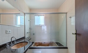 Basic Apartment | Bathroom