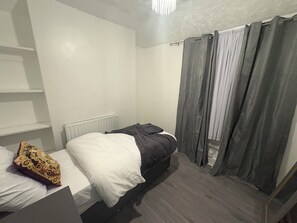 5 bedrooms, desk, iron/ironing board, travel crib