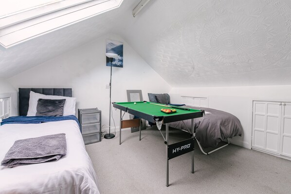 5 bedrooms, iron/ironing board, free WiFi, bed sheets