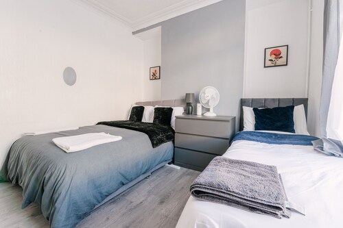 Modernised House Near City Centre & Beach w/Wifi, Parking, Snooker Table & More!