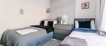 Modernised House Near City Centre & Beach w/Wifi, Parking, Snooker Table & More!