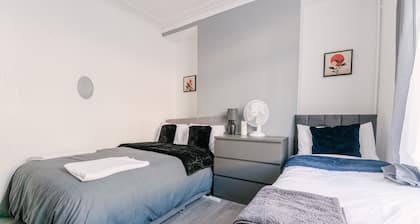 Modernised House Near City Centre & Beach w/Wifi, Parking, Snooker Table & More!