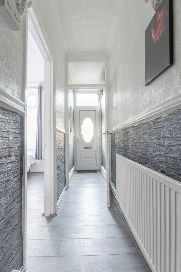 5 bedrooms, iron/ironing board, free WiFi, bed sheets - Modernised House Near City Centre & Beach w/Wifi, Parking, Snooker Table & More! (Swansea)