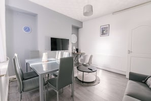 TV - Modernised House Near City Centre & Beach w/Wifi, Parking, Snooker Table & More! (Swansea)