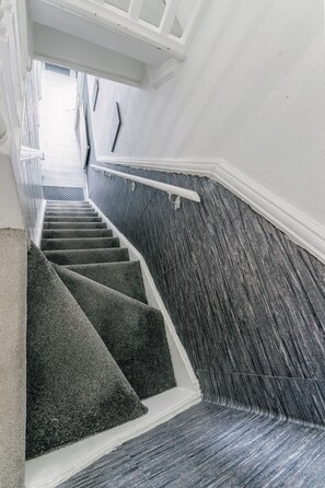 Interior - Modernised House Near City Centre & Beach w/Wifi, Parking, Snooker Table & More! (Swansea)