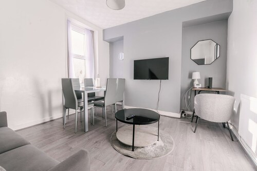 Modernised House Near City Centre & Beach w/Wifi, Parking, Snooker Table & More!