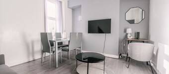 Modernised House Near City Centre & Beach w/Wifi, Parking, Snooker Table & More!