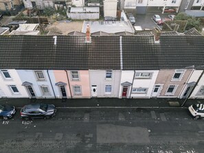 Exterior - Modernised House Near City Centre & Beach w/Wifi, Parking, Snooker Table & More! (Swansea)