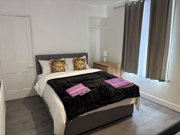 5 Schlafzimmer, Schreibtisch, Bügeleisen/Bügelbrett, Reisekinderbett