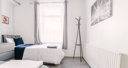 Modernised House Near City Centre & Beach w/Wifi, Parking, Snooker Table & More!