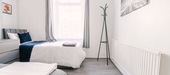 Modernised House Near City Centre & Beach w/Wifi, Parking, Snooker Table & More!