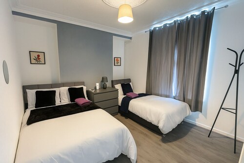 Modernised House Near City Centre & Beach w/Wifi, Parking, Snooker Table & More!