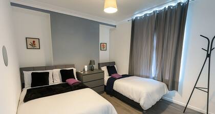 Modernised House Near City Centre & Beach w/Wifi, Parking, Snooker Table & More!