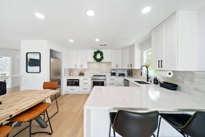 Refrigerador, microondas, horno, placa de cocina