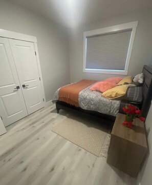 2 makuuhuonetta, silitysrauta/-lauta, Wi-Fi, vuodevaatteet