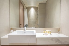 Estudio exclusivo, balcón, vistas a la ciudad | Baño | Ducha, cabezal de ducha tipo lluvia, secador de pelo y bidé