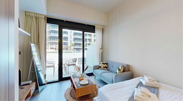 Exclusive Studio, Balcony, City View | Living room