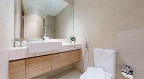 Studio Exclusif, balcon, vue ville | Salle de bain | Douche, douche à « effet pluie », sèche-cheveux, bidet