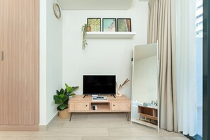 Children’s play area – outdoor - PVH - Cozy Studio in Azizi Riviera (Dubai)