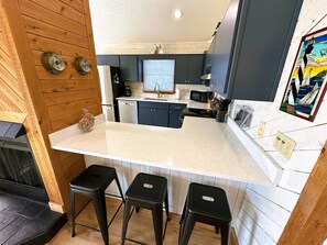 Kjøleskap, mikrobølgeovn, ovn og oppvaskmaskin