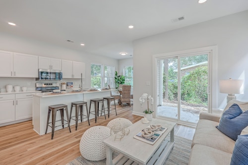Charming New Build 3 Bedroom in Hanahan! Close to everything!