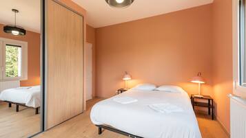 6 slaapkamers, een strijkplank/strijkijzer, wifi, beddengoed