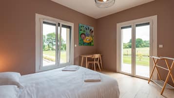 6 bedrooms, iron/ironing board, WiFi, bed sheets
