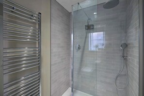 Dusche, Handtücher, Shampoo