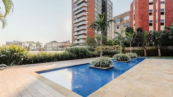 Apartamento básico | Piscina | Una piscina al aire libre