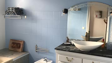 Ducha, secador de pelo, toallas