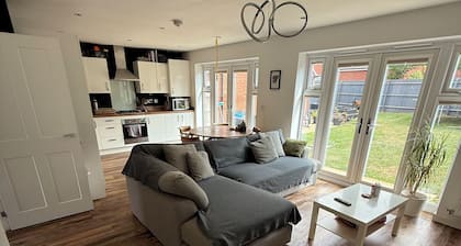 Charming 2-Bed Bungalow in Peaceful Village Countryside Escape