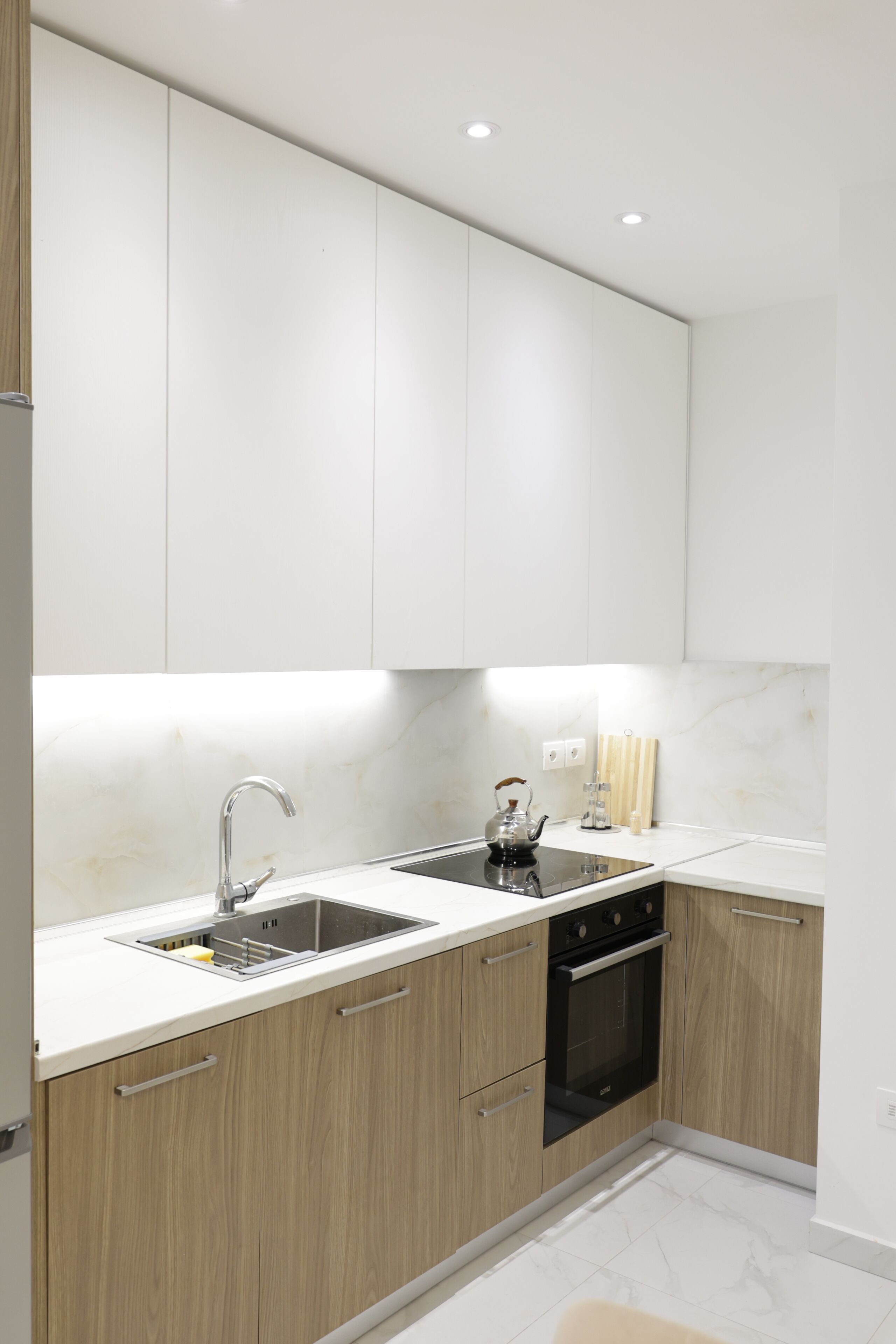 Frigorífico, horno, placa de cocina y lavavajillas