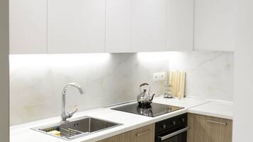 Frigorífico, horno, placa de cocina y lavavajillas