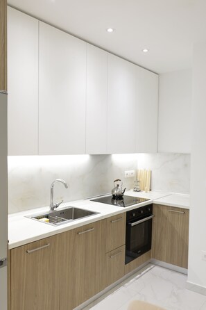 Kühlschrank, Ofen, Herdplatte, Geschirrspüler