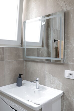 Een douche, een haardroger, handdoeken, toiletpapier