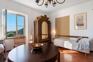 1 bedroom, bed sheets