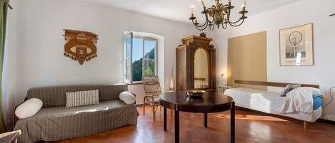 1 bedroom, bed sheets