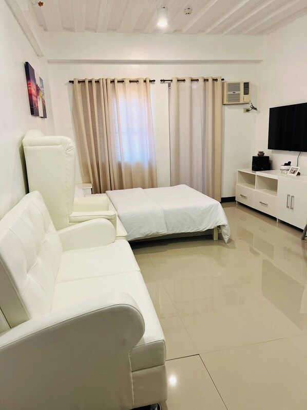 Studio, 1 Bedroom, Smoking | Living room