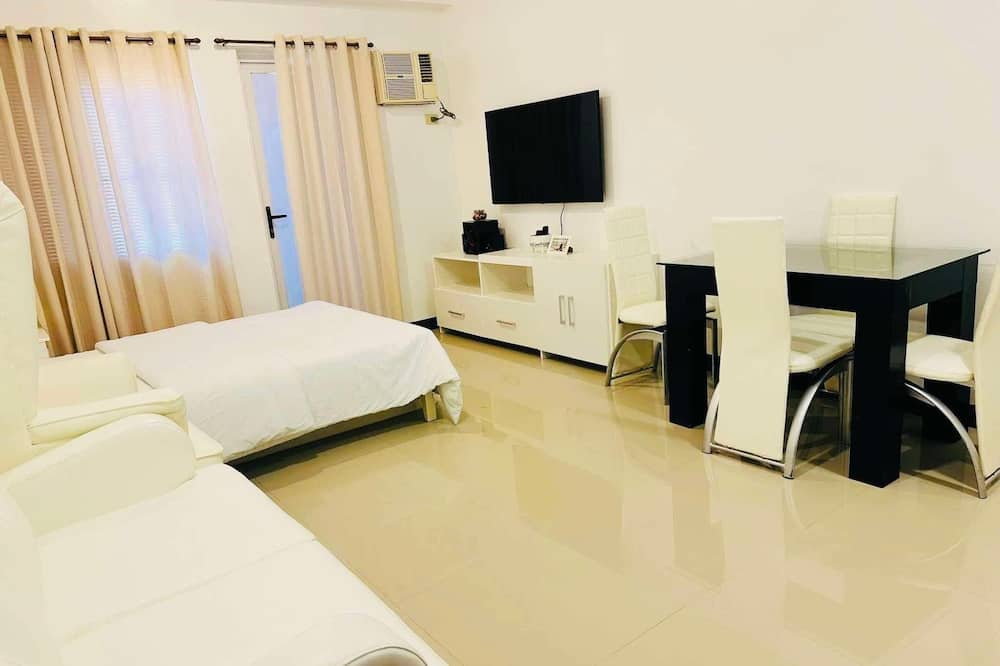 Cozy Studio in Parañaque - Perfect for Transients and Long-stayers Alike