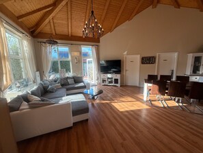 TV, DVD player, table tennis, stereo - Apartment 'Leuchturm' with Private Terrace, Private Garden and Wi-Fi (Rostock)