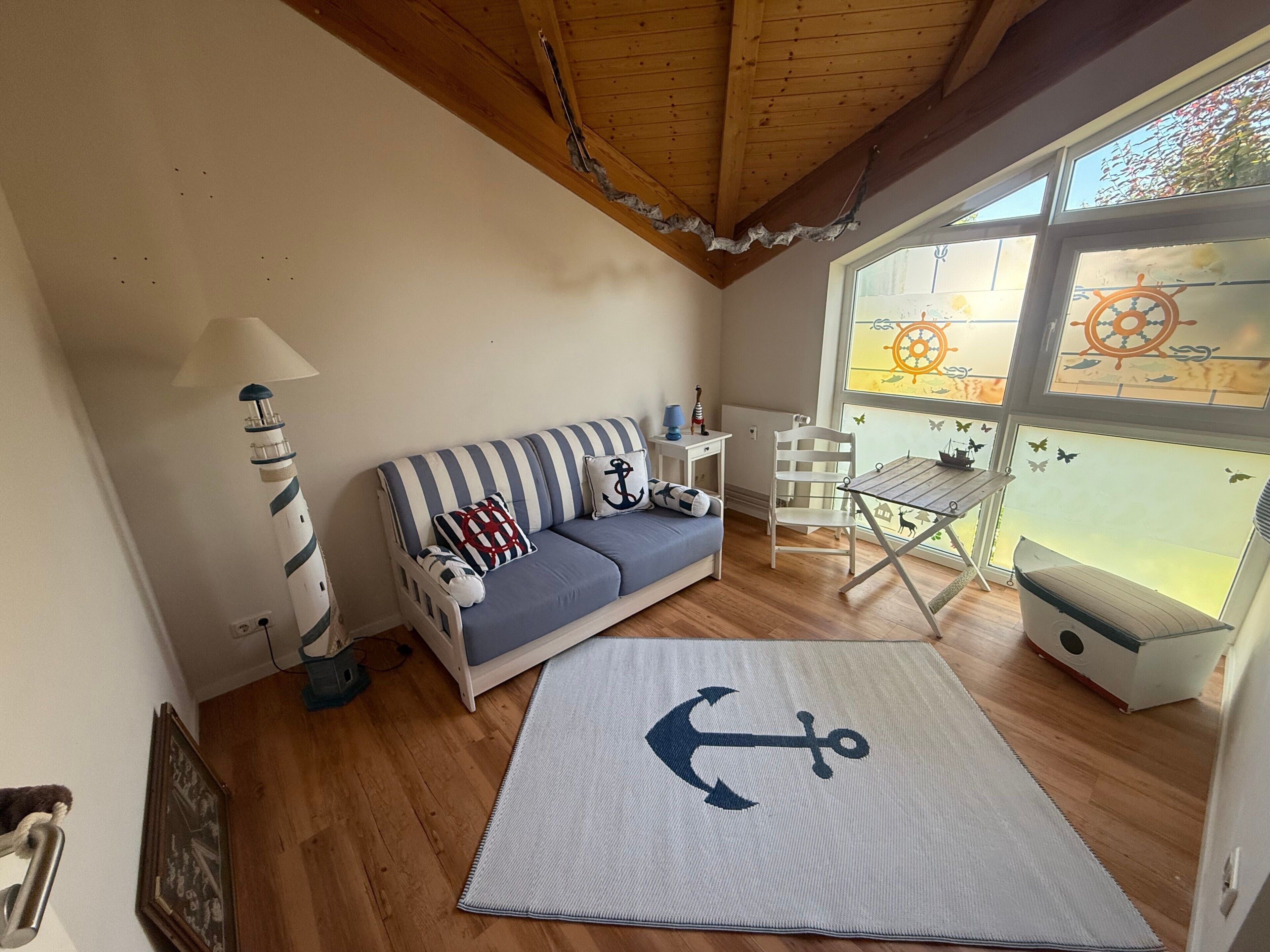 Televisión, reproductor de DVD, mesa de ping pong, estéreo