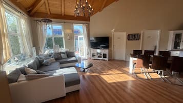 TV, DVD player, table tennis, stereo