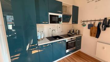 KĂŒhlschrank, Mikrowelle, Ofen, Herdplatte