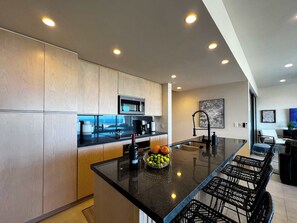 Jääkaappi, mikroaaltouuni, uuni, liesi