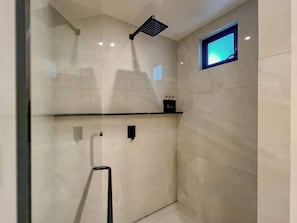 Douche, sĂšche-cheveux, serviettes fournies, shampoing
