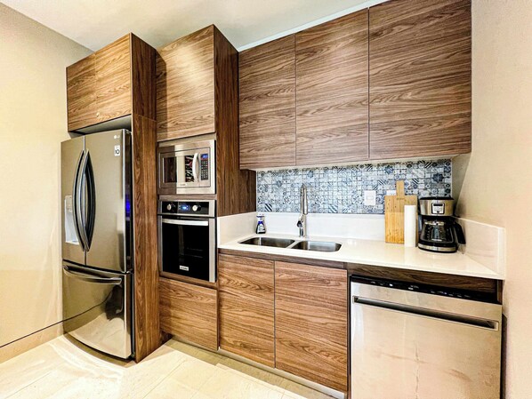 Kühlschrank, Mikrowelle, Ofen, Herdplatte