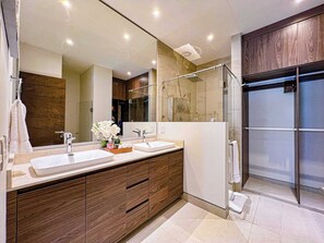 Dusche, Haartrockner, Handtücher, Shampoo