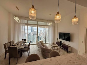 Apartment, 3 Bedrooms, Accessible, Smoking | Dining room